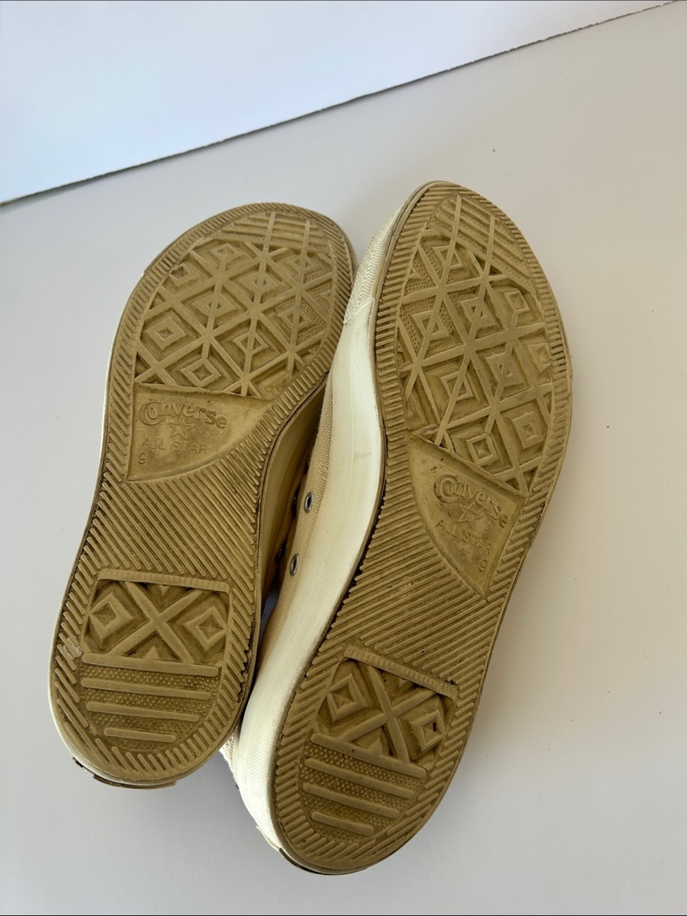 PLAY Comme des Garçons Converse Cream Canvas Sneakers with Red Heart Detail - Picture 5 of 7